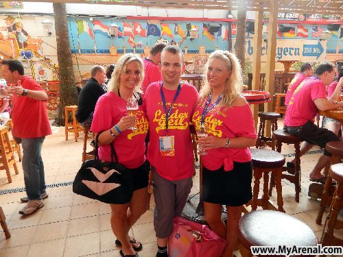 Mallorca Urlaubsbild - Emmi mit beiden Hübschen Frauen im Bierkönig.