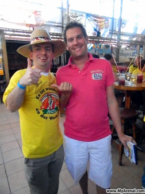 Mallorca Urlaubsbild - Emmi mit der Peter Wackel Malle Opening 2012(2)