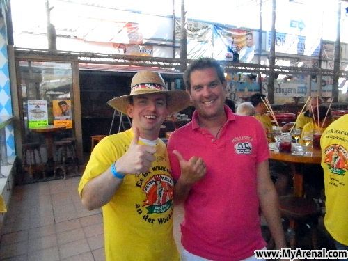 Mallorca Urlaubsbild - Emmi mit der Peter Wackel Malle Opening 2012