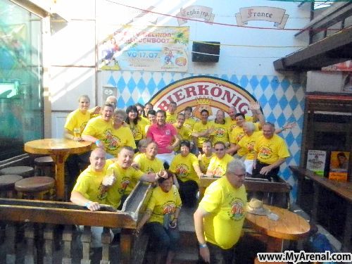 Mallorca Urlaubsbild - Emmi mit die Wackels Fan im Bierkönig 2012(2)