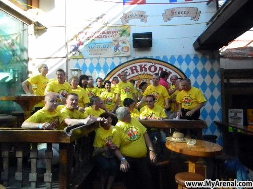 Mallorca Urlaubsbild - Emmi mit die Wackels Fan im Bierkönig 2012(3)