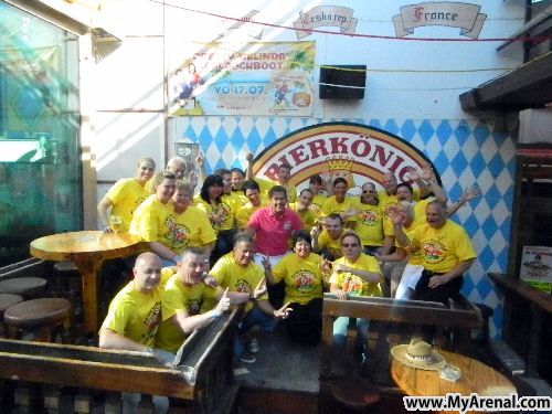 Mallorca Urlaubsbild - Emmi mit die Wackels Fan im Bierkönig 2012(3)