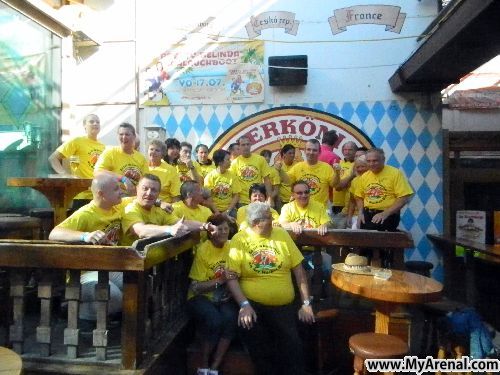 Mallorca Urlaubsbild - Emmi mit die Wackels Fan im Bierkönig 2012(5)