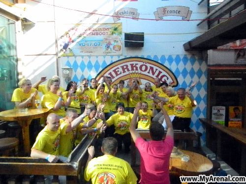 Mallorca Urlaubsbild - Emmi mit die Wackels Fan im Bierkönig 2012