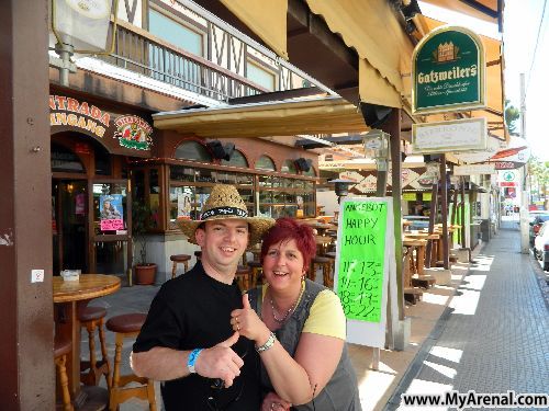 Mallorca Urlaubsbild - Emmi und Brigitte auf der Schinkenstr. n. Bierkg. 