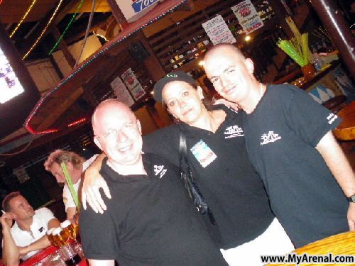 Mallorca Urlaubsbild - Hajo, Anka und Emmi im Bierkönig 2009 (2)