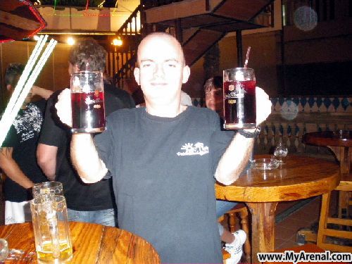 Mallorca Urlaubsbild - Ich mit 2 Sangria im Bierkönig