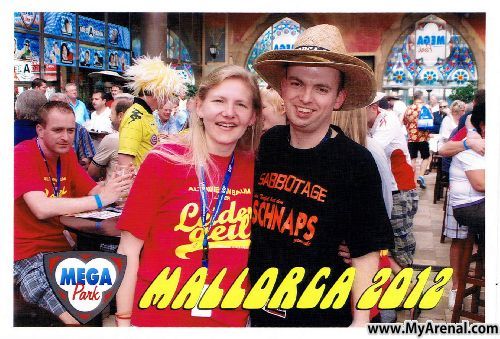 Mallorca Urlaubsbild - Katy und Emmi im Mega Park Malle Opening 2012