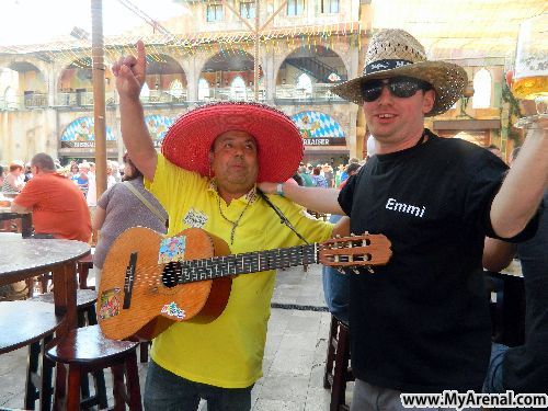 Mallorca Urlaubsbild - Manolo mit dem Gitarre im MegaPark Opening 2012(2)