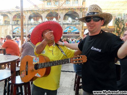 Mallorca Urlaubsbild - Manolo mit dem Gitarre im MegaPark Opening 2012(3)