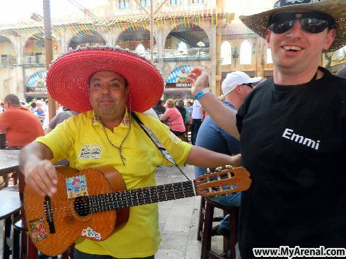 Mallorca Urlaubsbild - Manolo mit dem Gitarre im MegaPark Opening 2012(4)