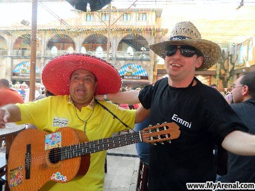 Mallorca Urlaubsbild - Manolo mit dem Gitarre im MegaPark Opening 2012