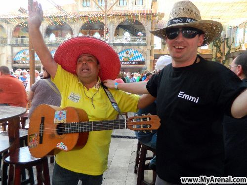 Mallorca Urlaubsbild - Manolo mit dem Gitarre im MegaPark Opening 2012