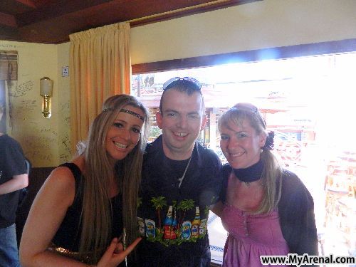 Mallorca Urlaubsbild - Marry, Emmi und Ines neben DJ Buld in Bierköning12