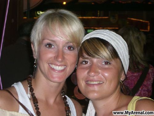 Mallorca Urlaubsbild - Melanie und Melanie im Bierkönig