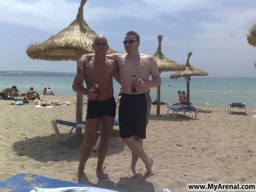 Mallorca Urlaubsbild - Micha & Jette am Strand