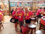 Mallorca, El Arenal - emmi-mit-beiden-huebschen-frauen-im-bierkoenig-(2)