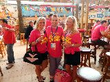 Mallorca, El Arenal - emmi-mit-beiden-huebschen-frauen-im-bierkoenig.